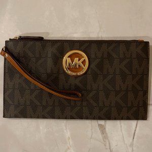 MICHAEL KORS FULTON WRISTLET MK BROWN & TAN